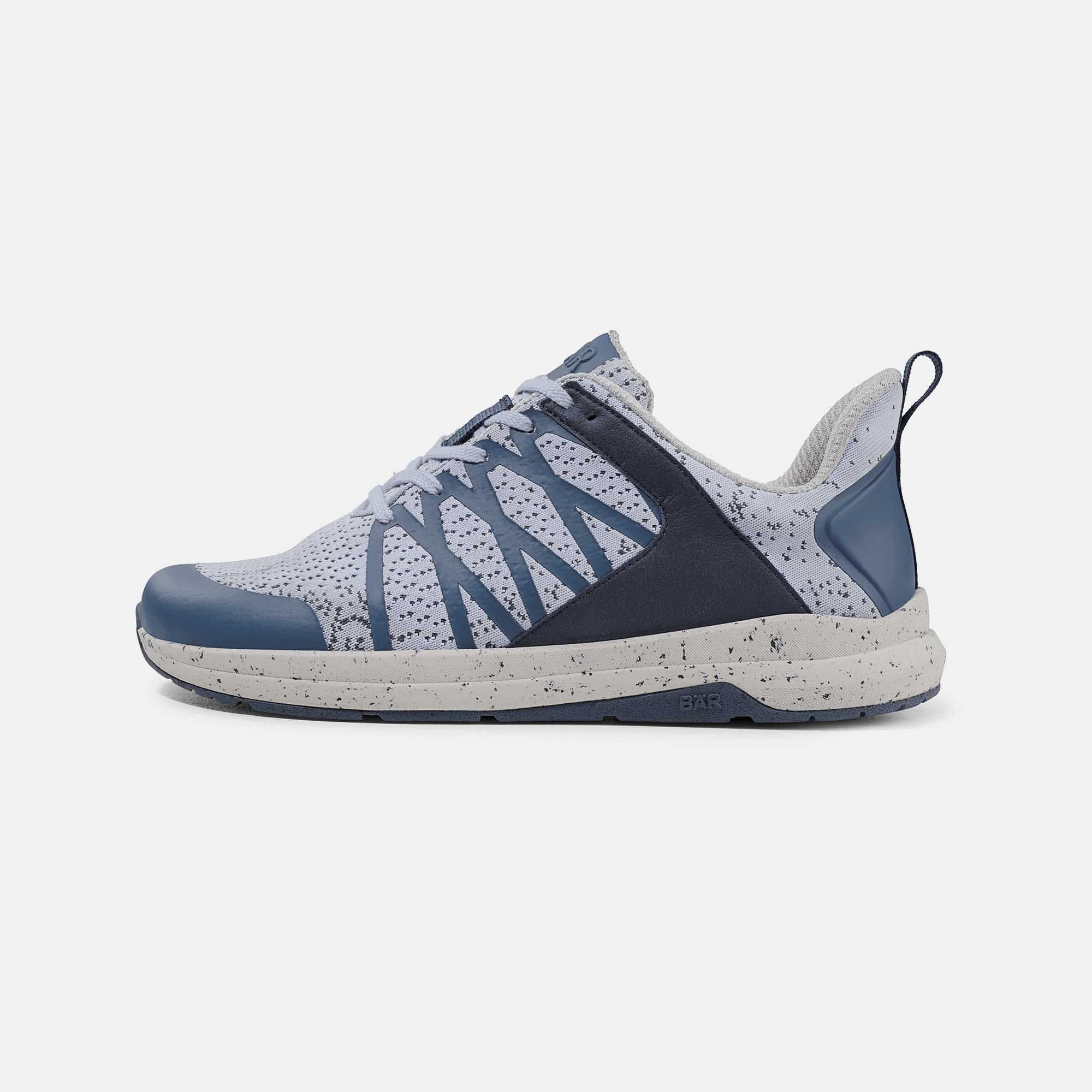 Blauer und grauer Schnürschuh. Mesh-Obermaterial, blaue Akzente, weiße Sohle mit schwarzen Punkten. Marke BÄR.
