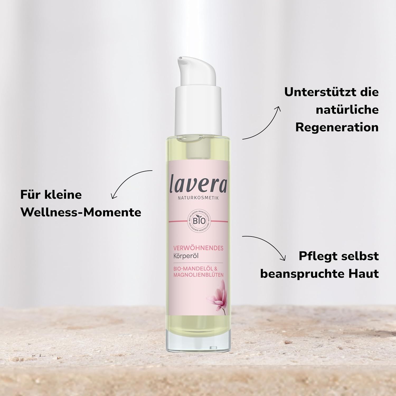 Körperöl-Flasche mit Pumpe. Aufschrift: lavera, Verwöhnendes Körperöl, Bio-Mandelöl & Magnolienblüten. Bio-Siegel. Text: Für kleine Wellness-Momente.