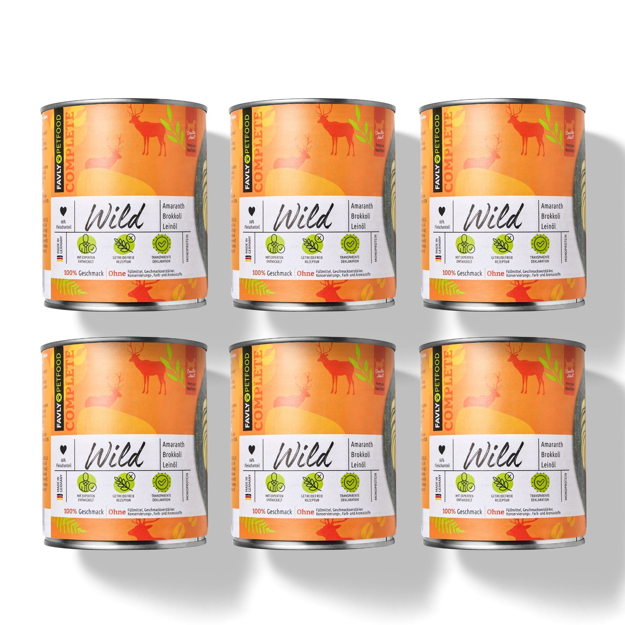 Sechs Dosen "Wild mit Amaranth, Brokkoli & Leinöl". Orangefarbene Etiketten mit Hirschmotiv. Text: "Favly Petfood Complete".