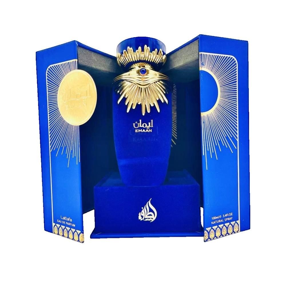 Blaues Parfümflakon in einer blauen Verpackung. Goldfarbene Verzierungen und Schriftzug "Emaan".