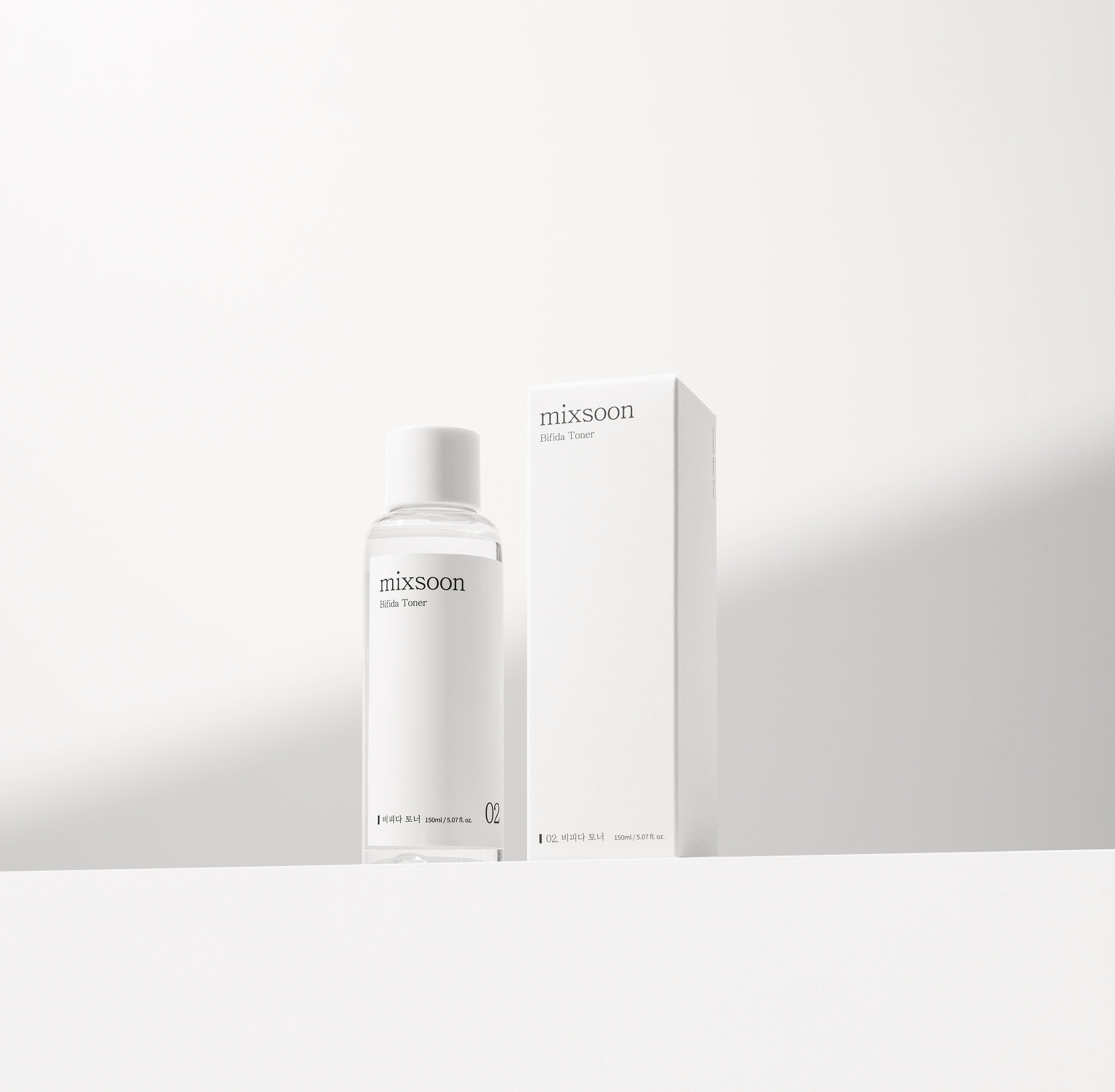 Eine weiße Schachtel und eine Flasche mit weißem Deckel. Auf der Flasche steht "mixsoon Bifida Toner".