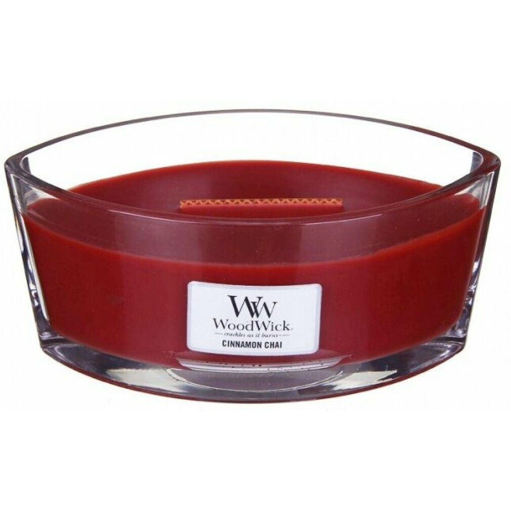 Ellipsenförmige Kerze ohne Deckel. Roter Wachs in Glasbehälter. Etikett mit "WoodWick" und "Cinnamon Chai".