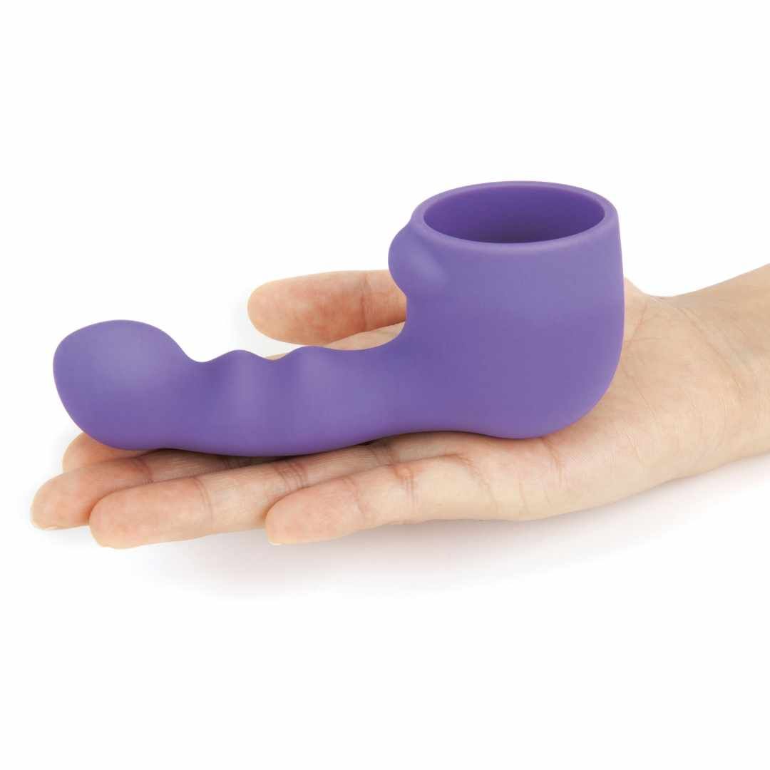 Lila Aufsatz in einer Hand. Ergonomische Form mit Griff und abgerundeter Spitze.