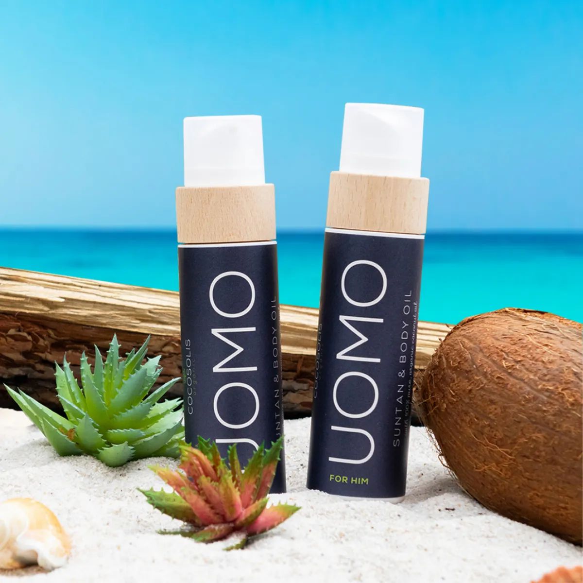 Zwei Flaschen COCOSOLIS UOMO Bräunungsöl für Männer am Strand.