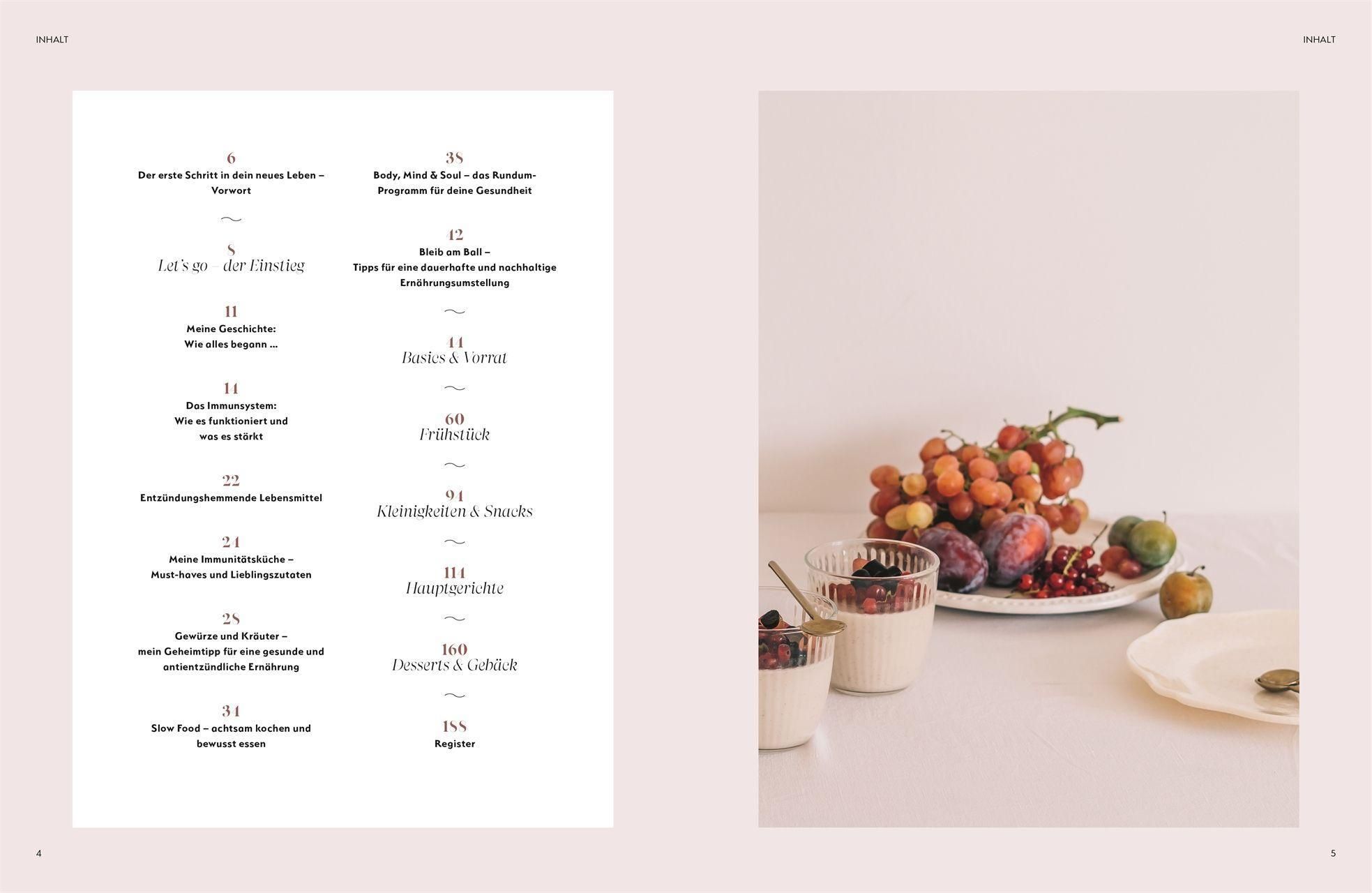 Buchseite mit Inhaltsverzeichnis und Foto von Früchten und Dessert. Rosa Hintergrund.
