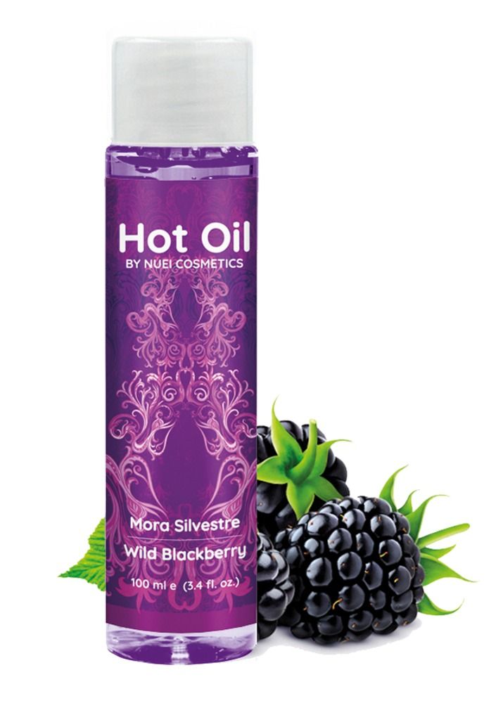 Flasche mit lila Etikett. Schriftzug: Hot Oil, Mora Silvestre, Wild Blackberry. Marke: NUEI cosmetics. Brombeeren daneben.