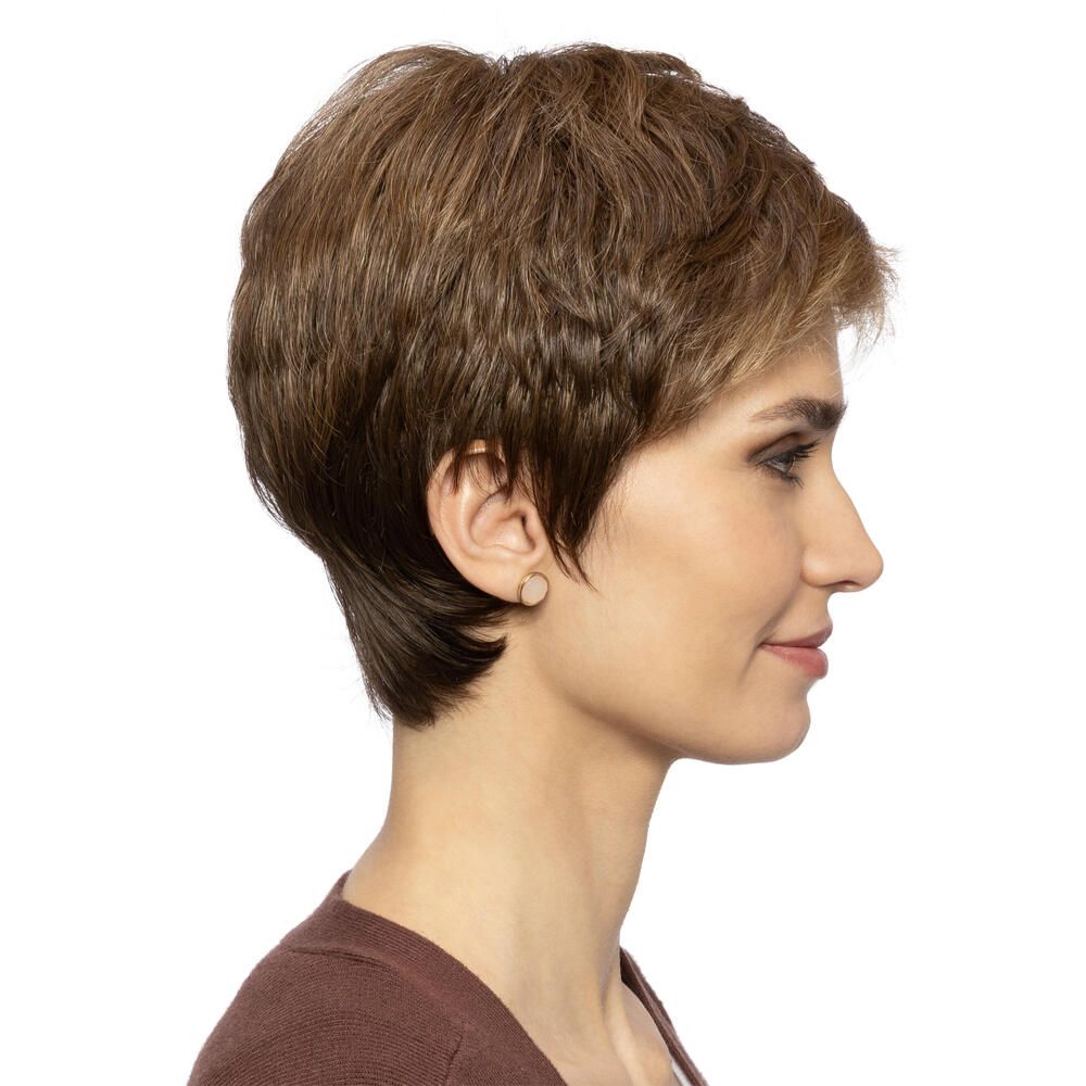 Kurzhaarperücke mit braunen und blonden Strähnen. Seitenansicht einer Frau mit Perücke.