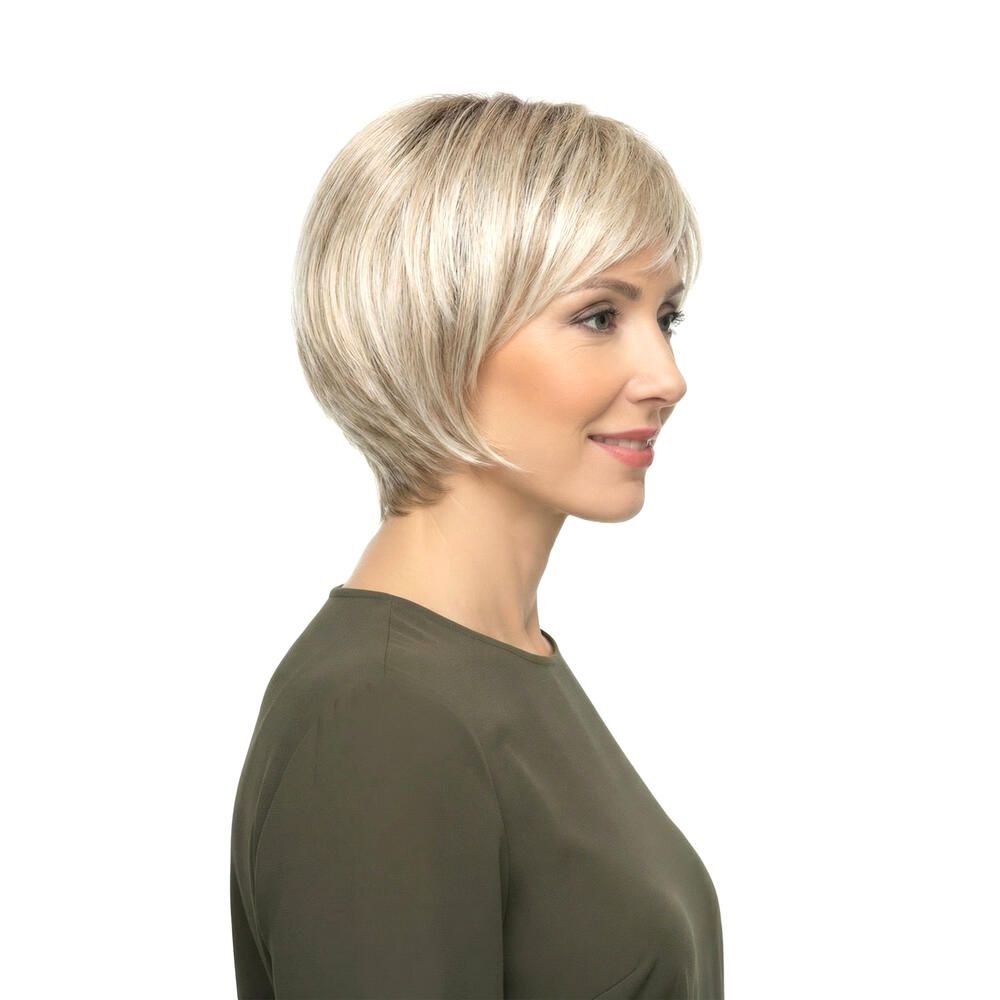 Blond gefärbte Perücke mit kurzem, gewelltem Schnitt. Seitenansicht einer Frau mit grünem Oberteil.