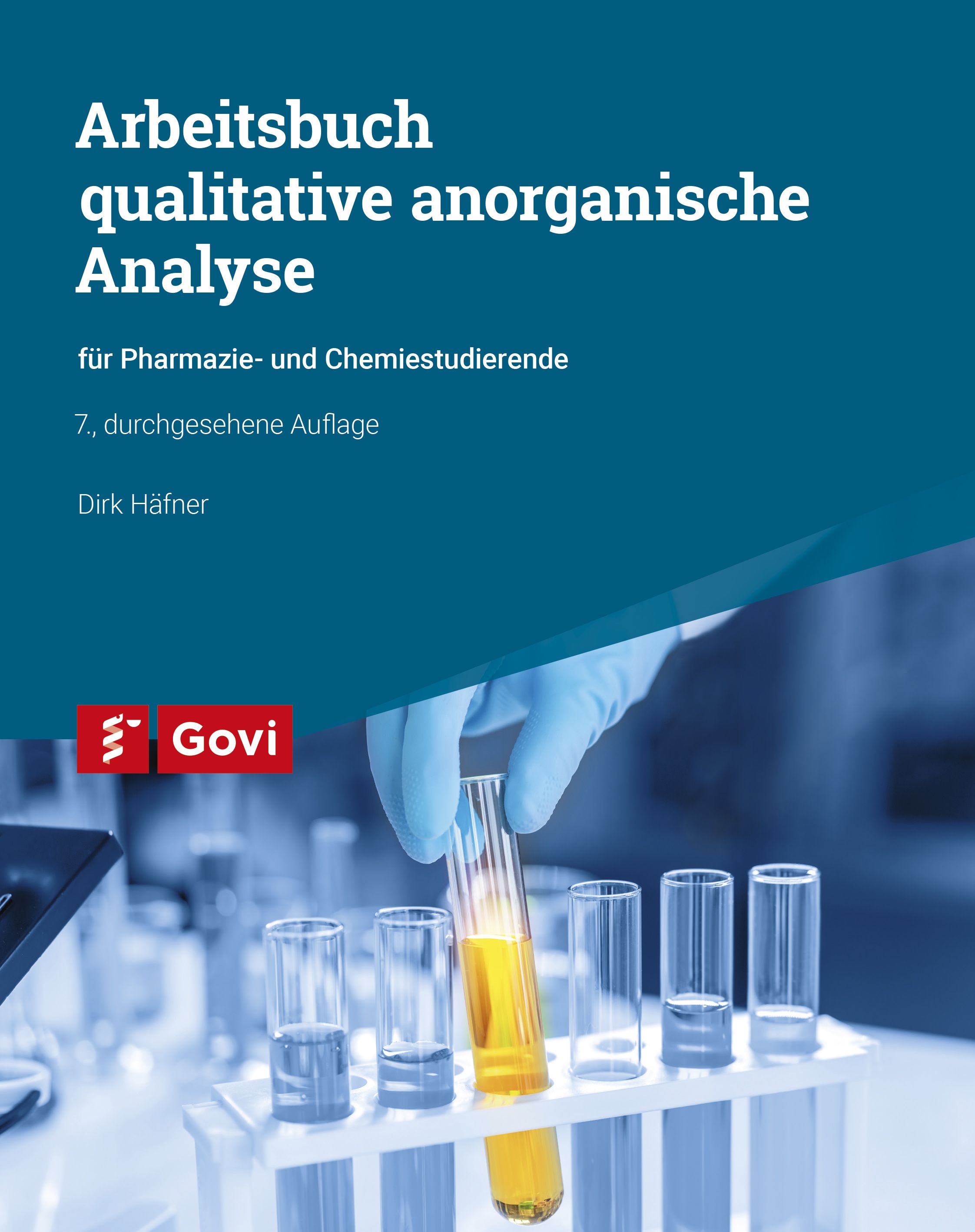 Buchcover: Arbeitsbuch qualitative anorganische Analyse. Titel, Autorenname, Auflage. Im Hintergrund Reagenzgläser und eine Hand mit Handschuh.