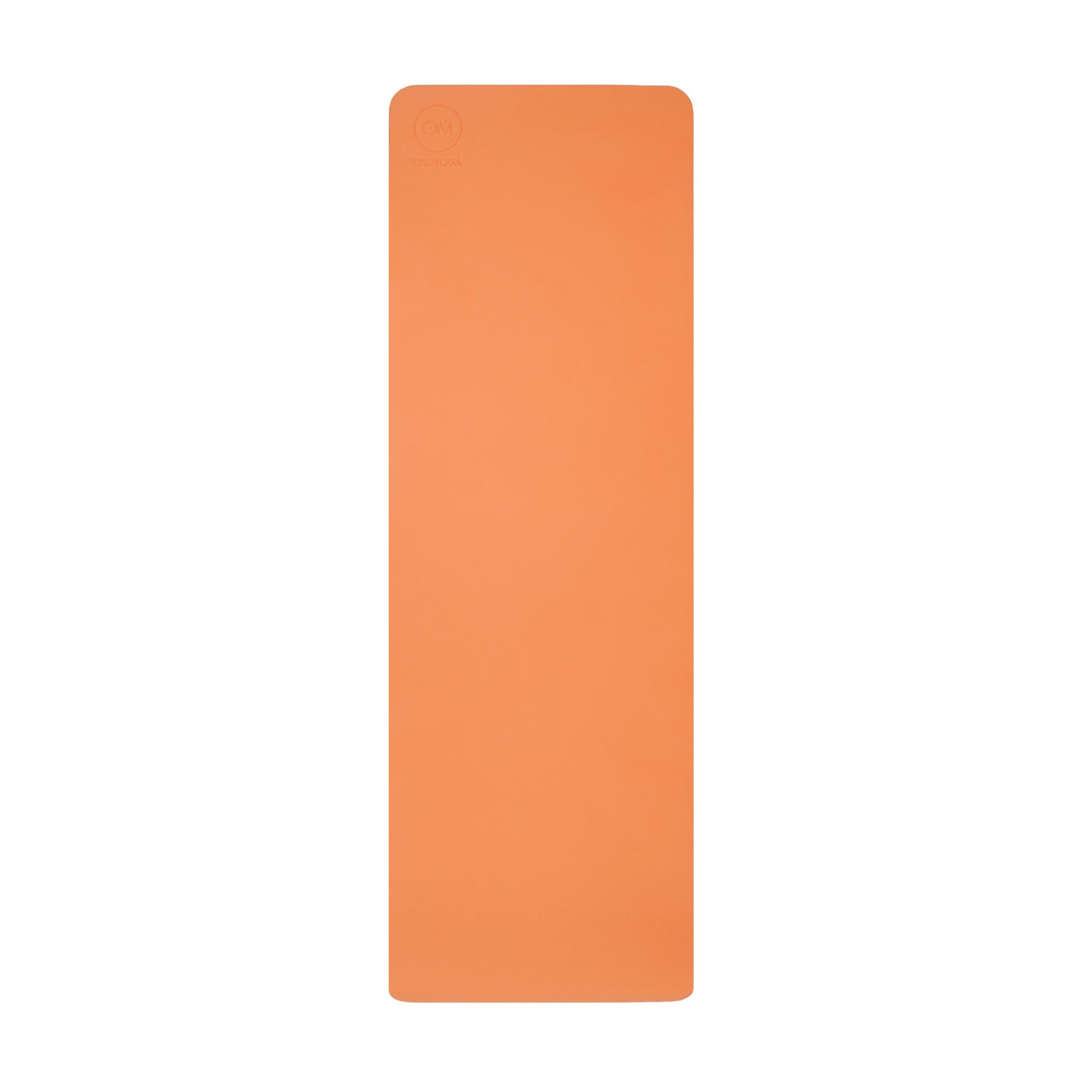Ausgebreitete Yogamatte in orange, mit Logo oben links.
