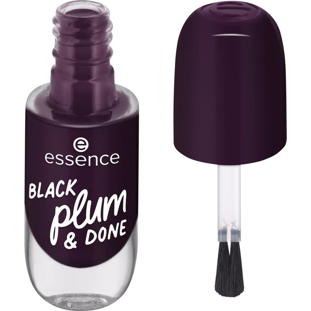 Nagellackflasche geöffnet, mit Pinsel. Aufschrift: essence, BLACK plum & DONE. Dunkellila Farbe.