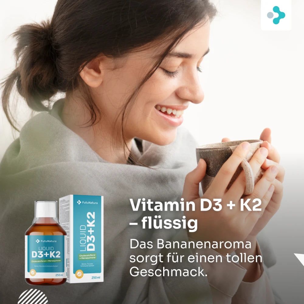 Frau trinkt aus einer Tasse, neben ihr steht FutuNatura Liquid D3+K2. Text: Vitamin D3 + K2 - flüssig. Bananengeschmack.