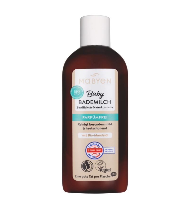 Eine Flasche Baby Bademilch mit weißem Deckel. Aufschrift: Baby Bademilch, parfümfrei, mit Bio-Mandelöl. Siegel: zertifizierte Naturkosmetik, vegan.