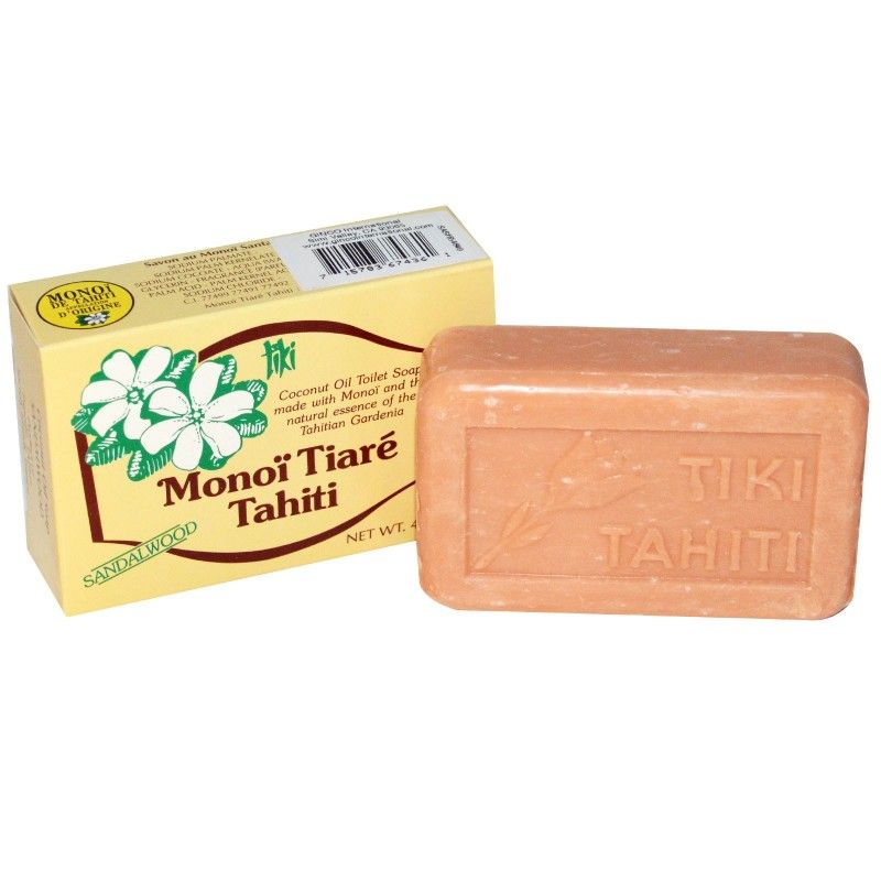 Seife mit Verpackung. Rechteckige Seife, hellbraun. Verpackung gelb mit Text und Logo. "Monoi Tiare Tahiti" und "Sandalwood" sichtbar.