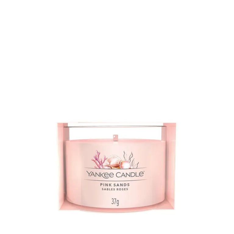 Große Kerze in Verpackung. Rosa Wachs, Glas. Aufschrift: Yankee Candle, Pink Sands, Sables Roses, 37g. Verpackung.