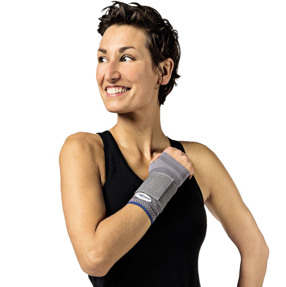 Frau mit grauer Handgelenkbandage. DONJOY Logo. Blaues Detail am Saum. Mesh-Gewebe. Am Arm getragen.