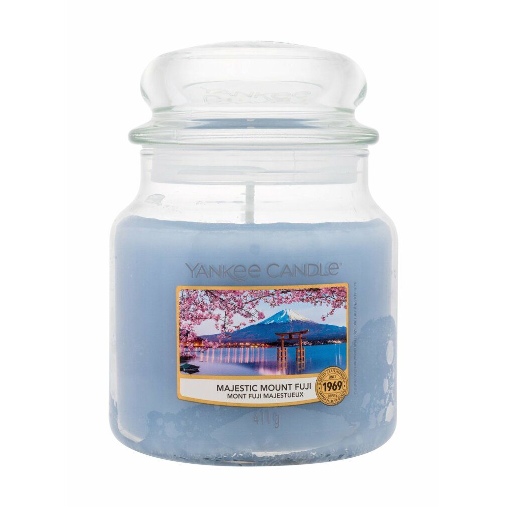 Duftkerze im Glas mit Deckel. Etikett mit Landschaftsmotiv und Schriftzug "Majestic Mount Fuji". Marke: Yankee Candle. 411g.