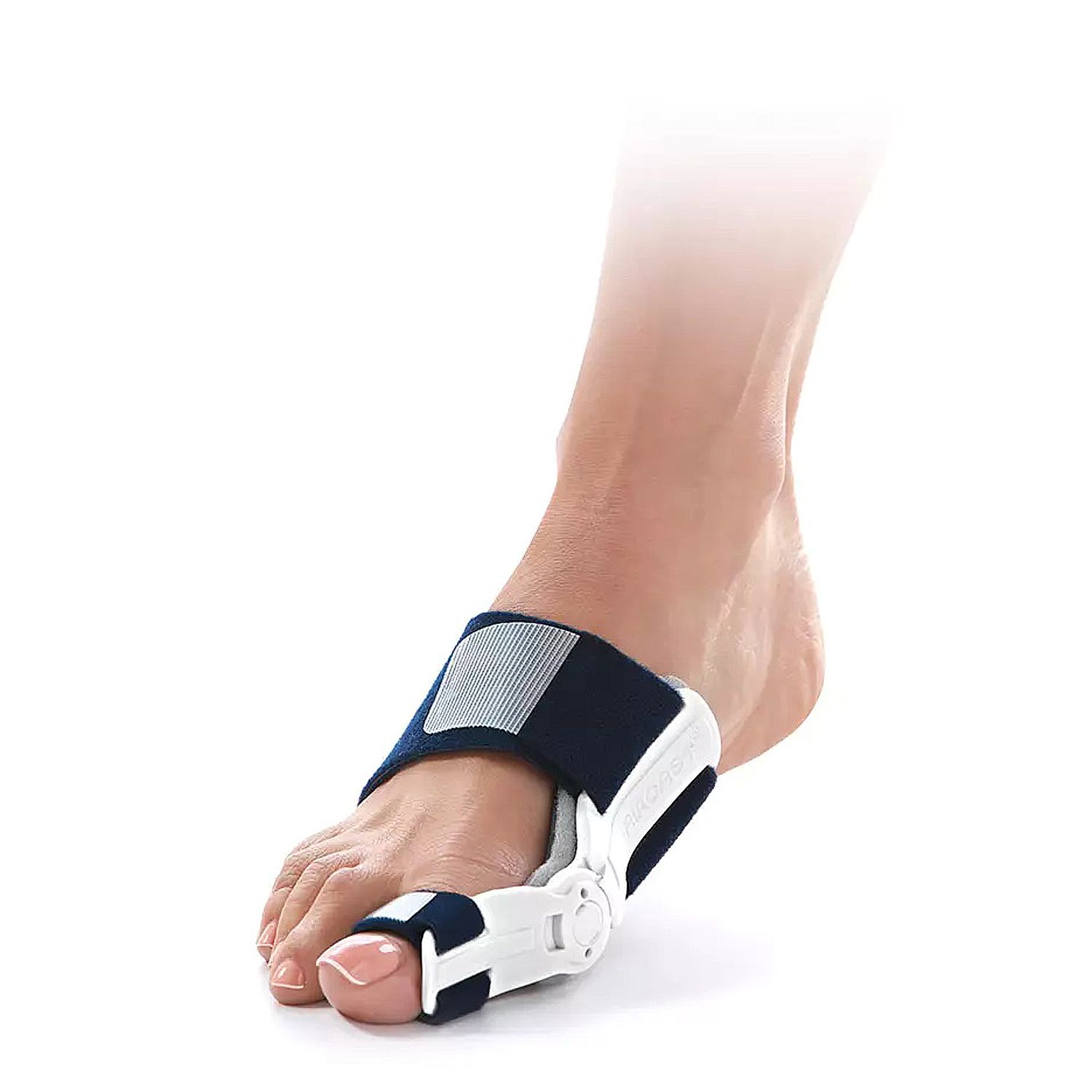 Fuß mit Hallux-Valgus-Schiene. Die Schiene ist weiß und blau, mit einem Klettverschluss am Knöchel und einer Halterung für den großen Zeh.