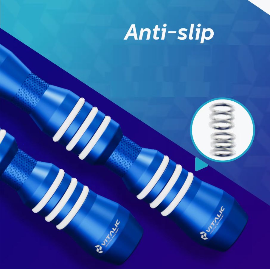 Blaues Fitness-Springseil-Griff mit weißem Ring. VITALIC-Logo am Griff. Detailansicht der Feder.