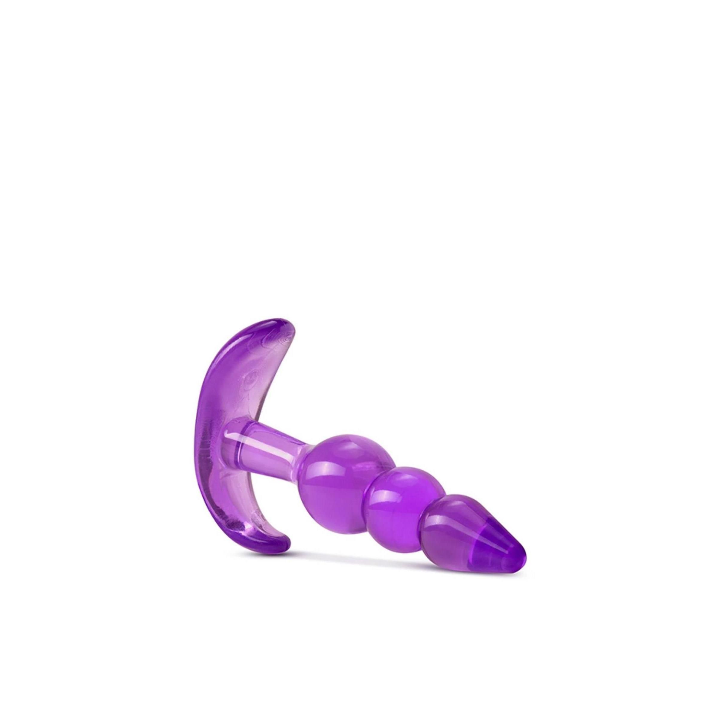 Lila Analplug mit drei Kugeln und gebogener Basis, schräg. Transparentes Material.