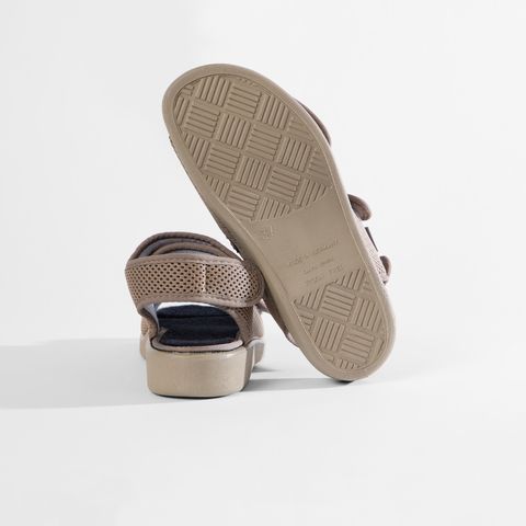 Beige Sandale mit Klettverschluss und atmungsaktivem Mesh-Obermaterial. Die Sohle ist profiliert.