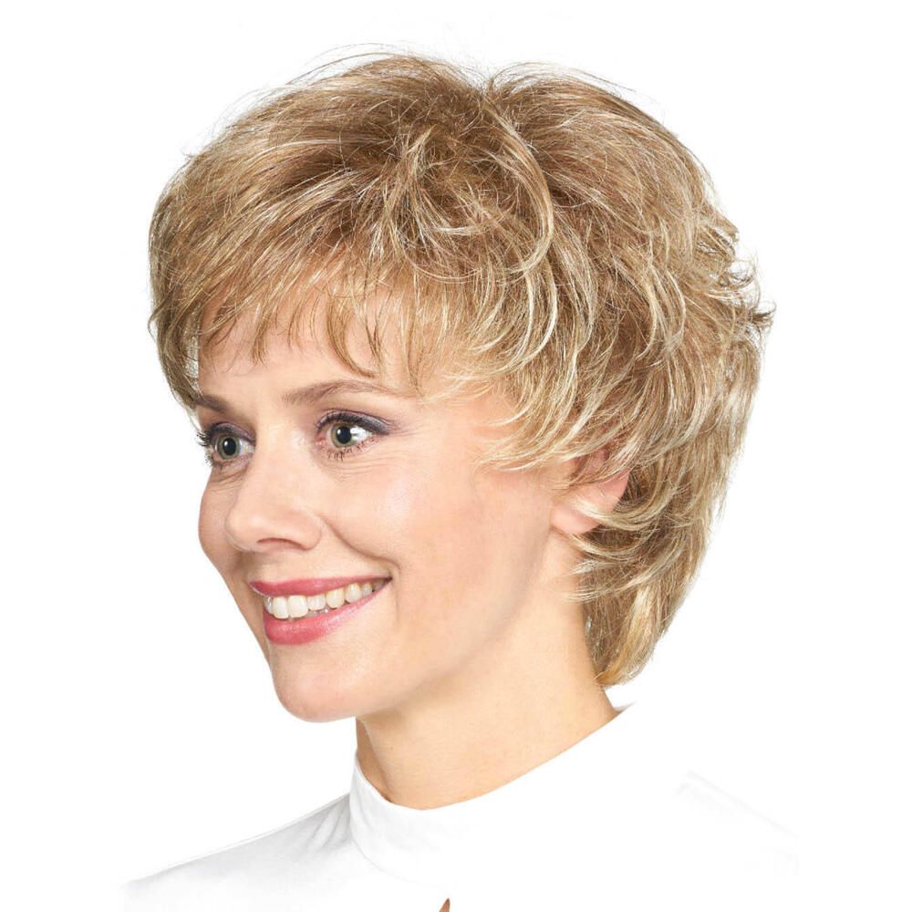 Blonde, gewellte Kurzhaarperücke auf einer Frau. Seitenansicht, Frau lächelt.