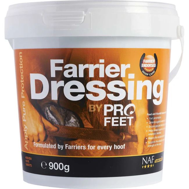 Weißer Eimer mit Aufschrift Farrier Dressing. Enthält 900g. Mit Logo und dem Hinweis "Farrier Endorsed Hoof Care".