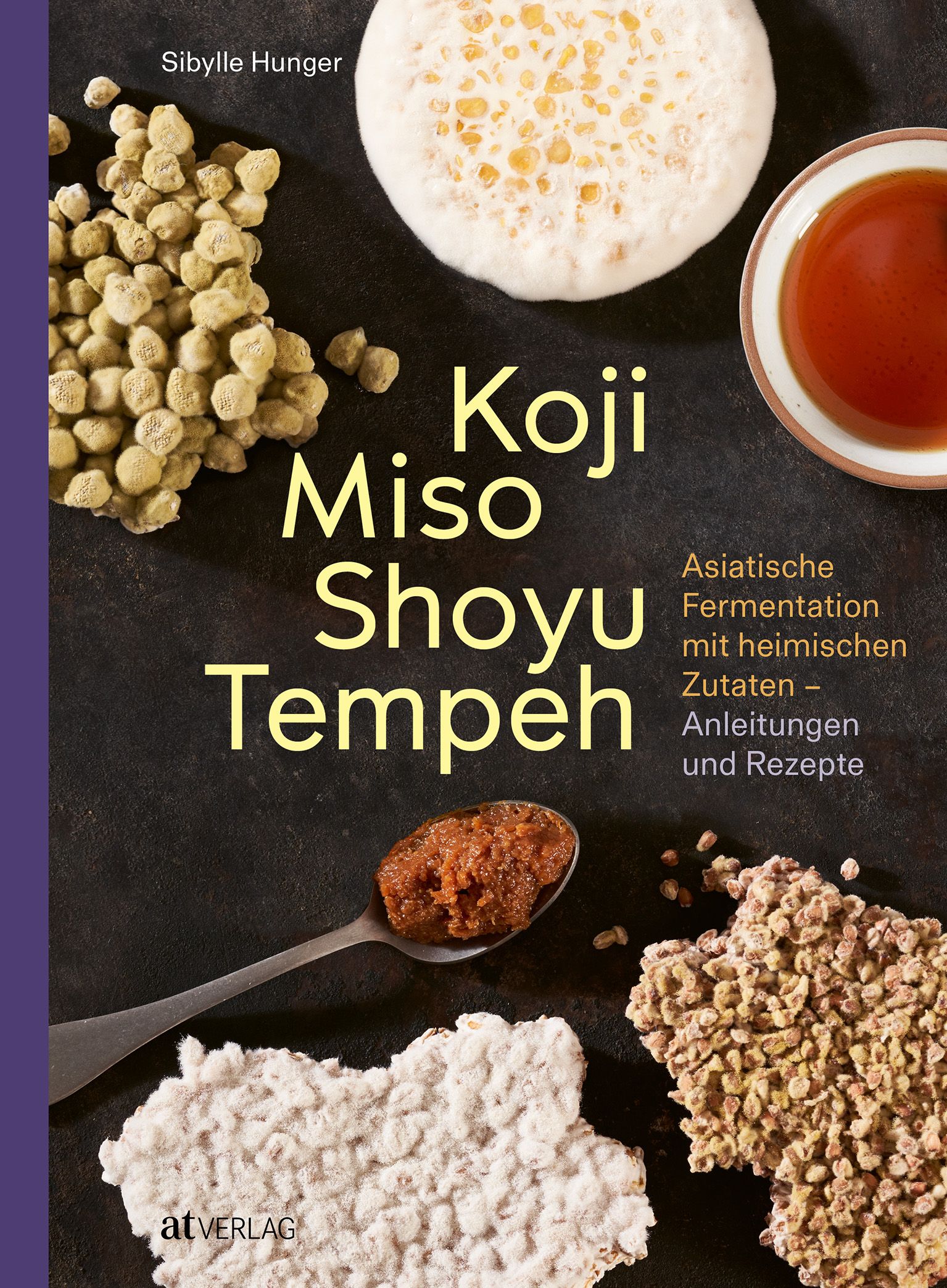Buchcover mit Zutaten: Koji, Miso, Shoyu, Tempeh. Titeltext. Aufschrift: Asiatische Fermentation mit heimischen Zutaten – Anleitungen und Rezepte. Verlag: atVERLAG.