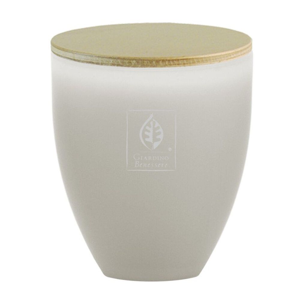 Weißliche, ovale Kerze mit goldenem Deckel. Auf der Vorderseite ist ein Logo mit Blattmotiv und Schriftzug zu sehen.