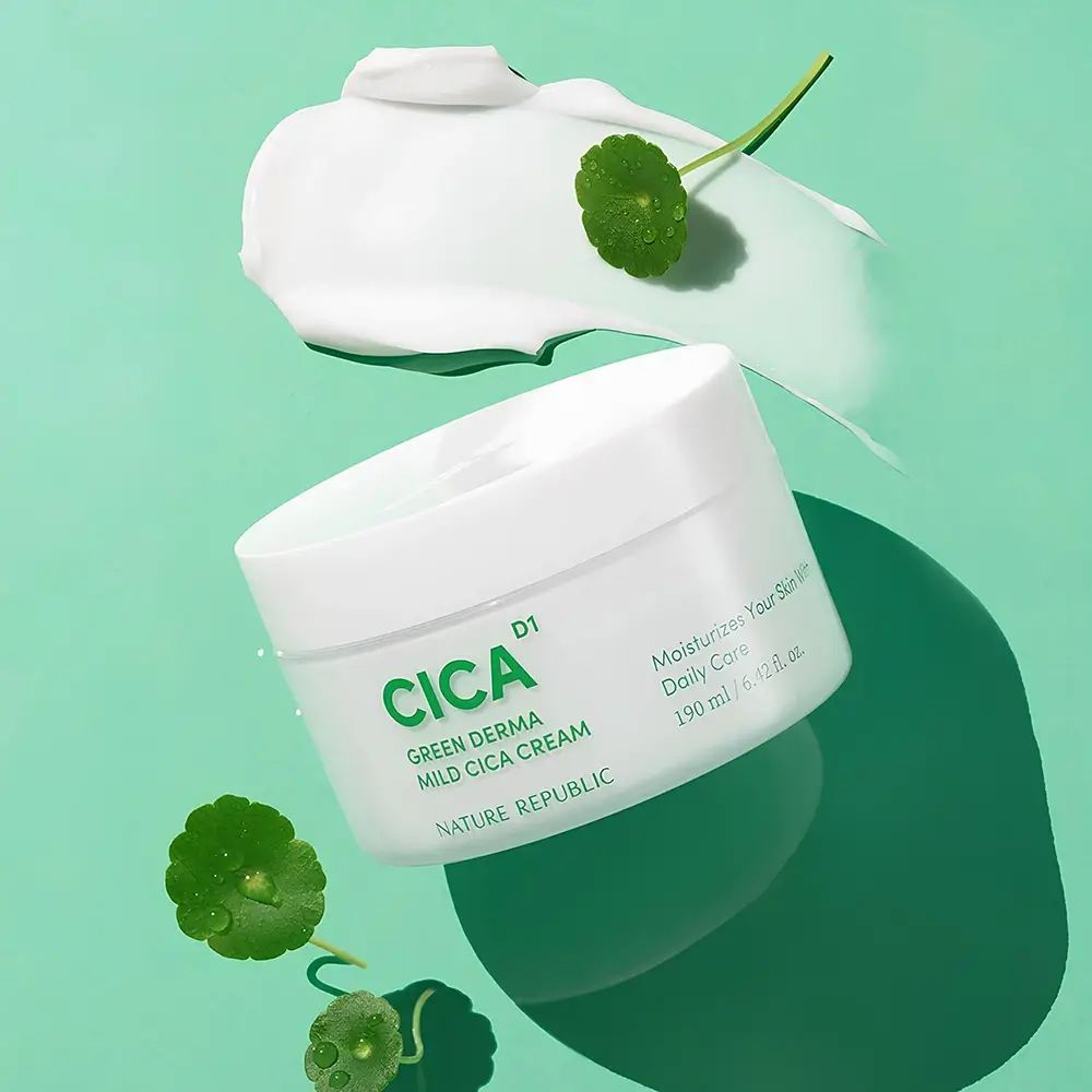 Weißer Tiegel mit grüner CICA-Aufschrift, Green Derma Mild Cica Cream, Nature Republic. Produkt und Creme auf grünem Hintergrund.