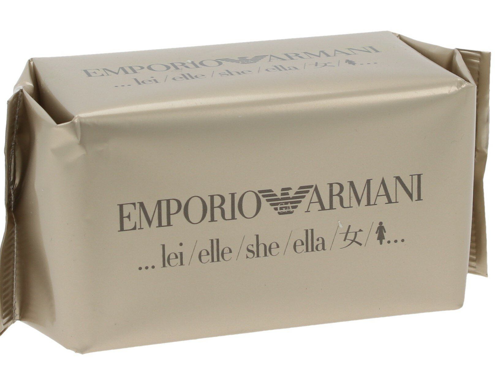 Verpackung mit Schriftzug EMPORIO ARMANI. Goldfarbenes Papier, rechteckige Form. Text in mehreren Sprachen.