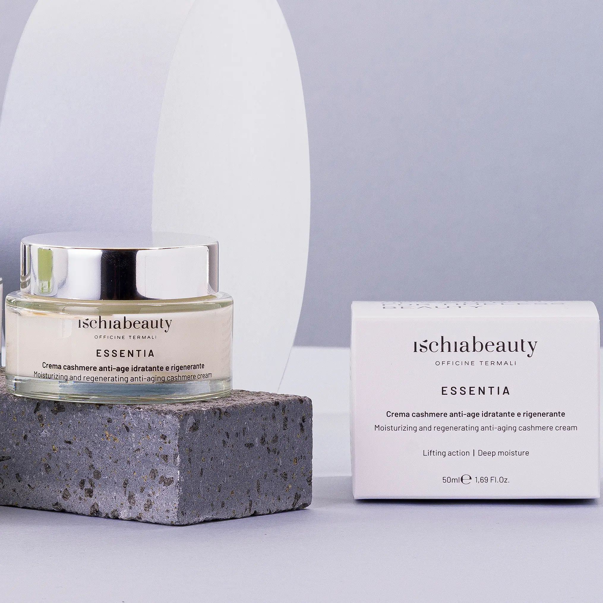 Creme-Dose und Schachtel. Dose mit silbernem Deckel, Text: ischiabeauty, ESSENTIA. Schachtel mit Text: ischiabeauty, ESSENTIA.