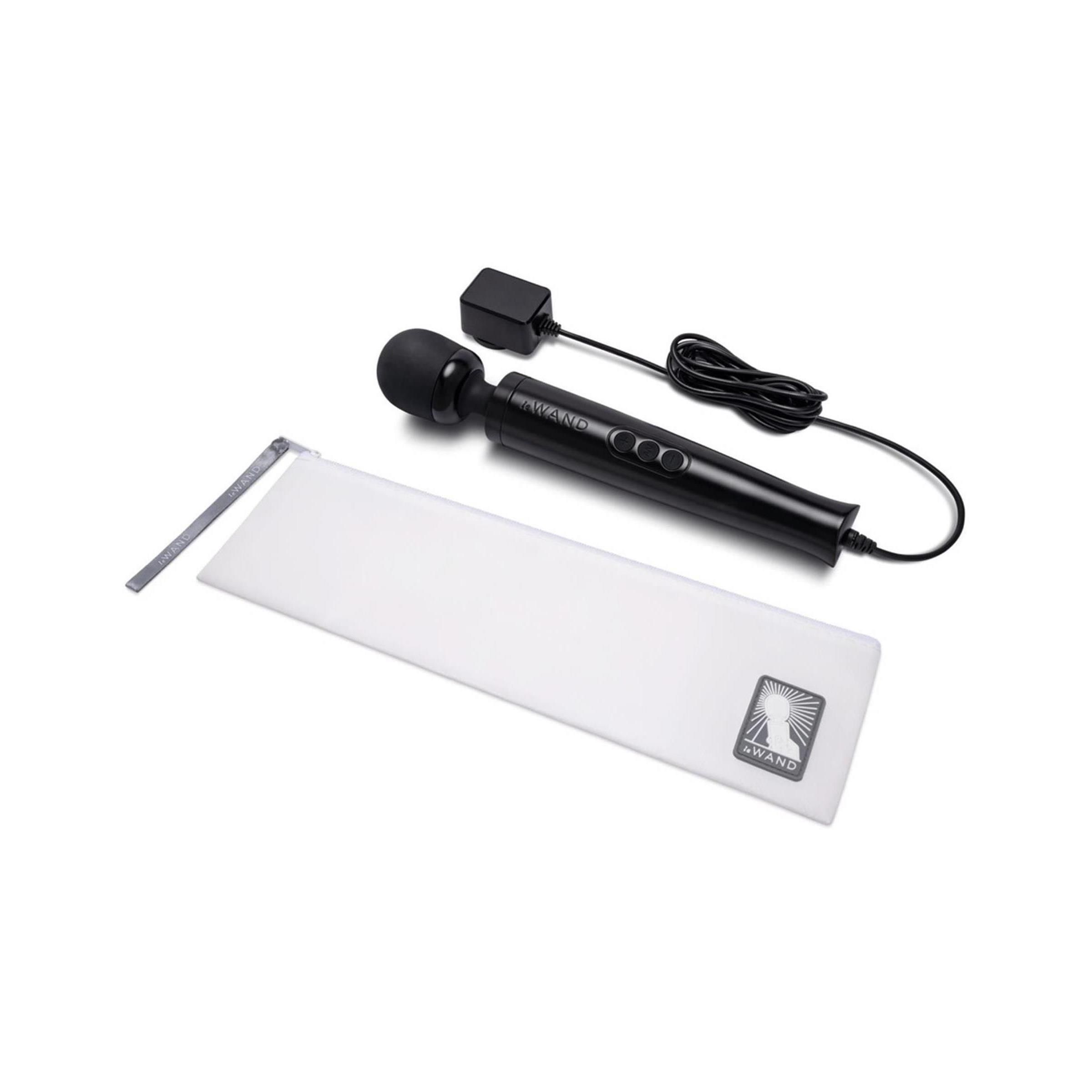 Schwarzes Massagegerät mit Netzteil und Beutel. Marke Le Wand.