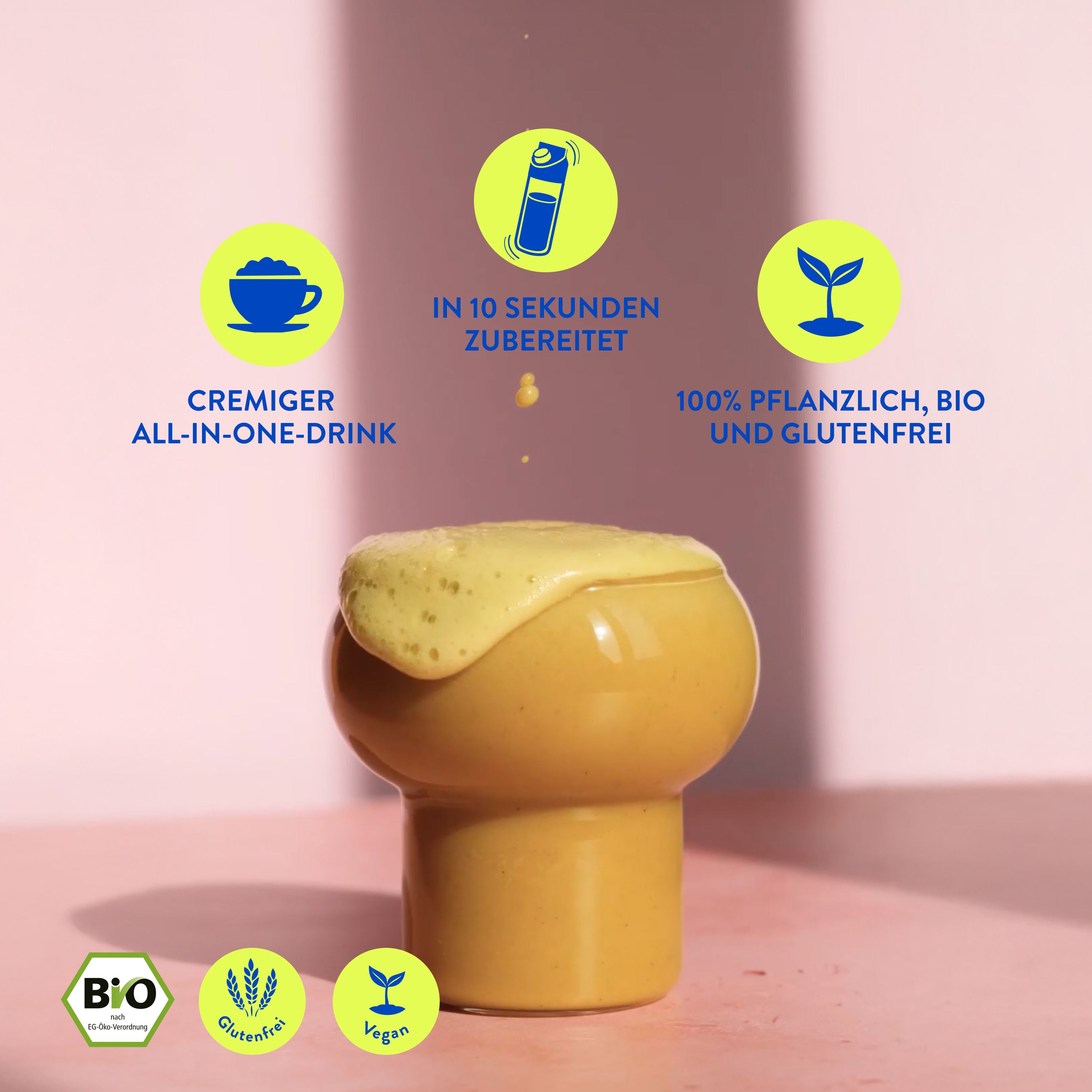 Getränk in einem Glas. Aufschrift: "Cremiger All-in-One-Drink". Bio-, glutenfrei- und vegan-Siegel.