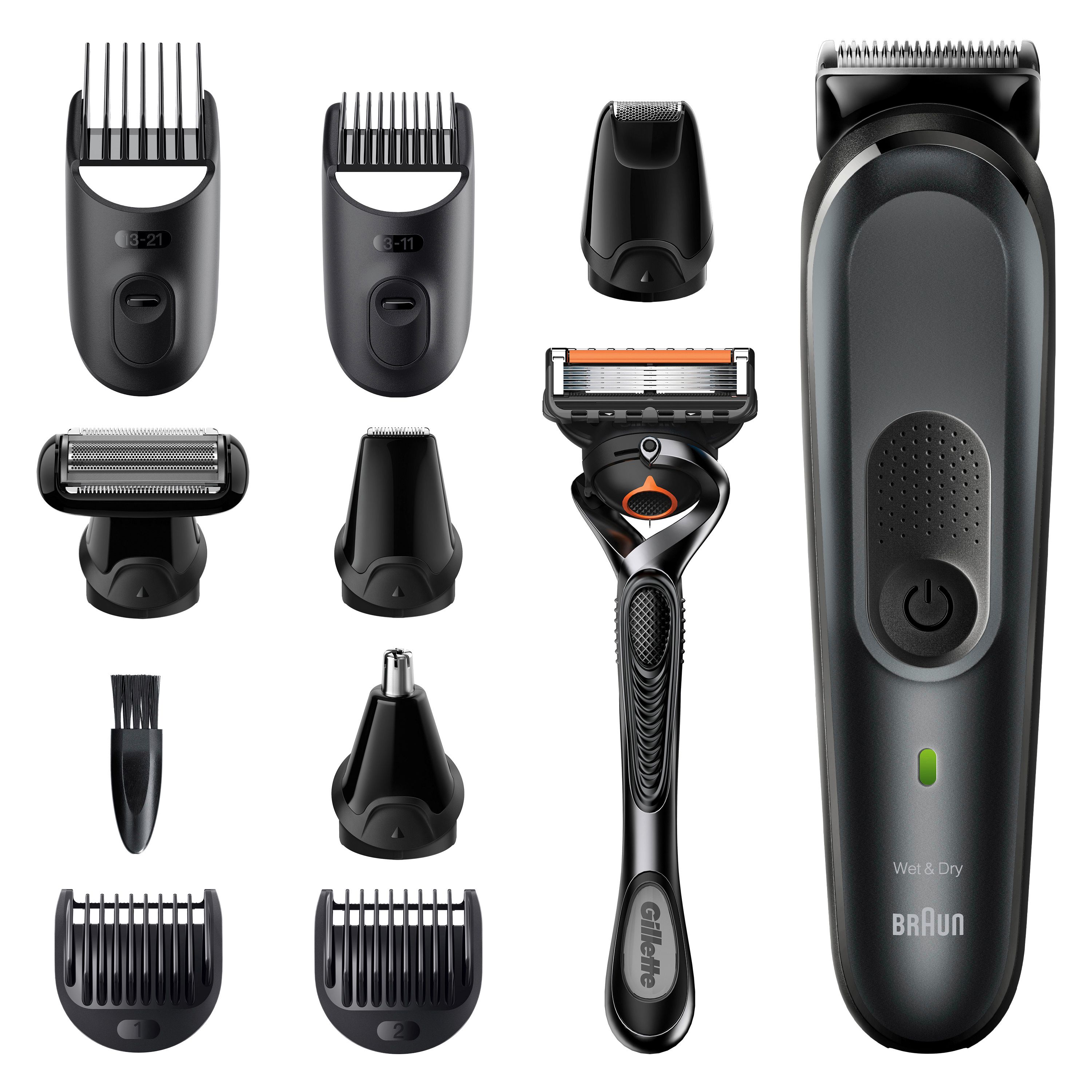 Schwarzes Braun MultiGroomingKit mit Zubehör: Trimmeraufsätze, Rasierer, Reinigungsbürste. Einzelteile auf weißem Hintergrund.