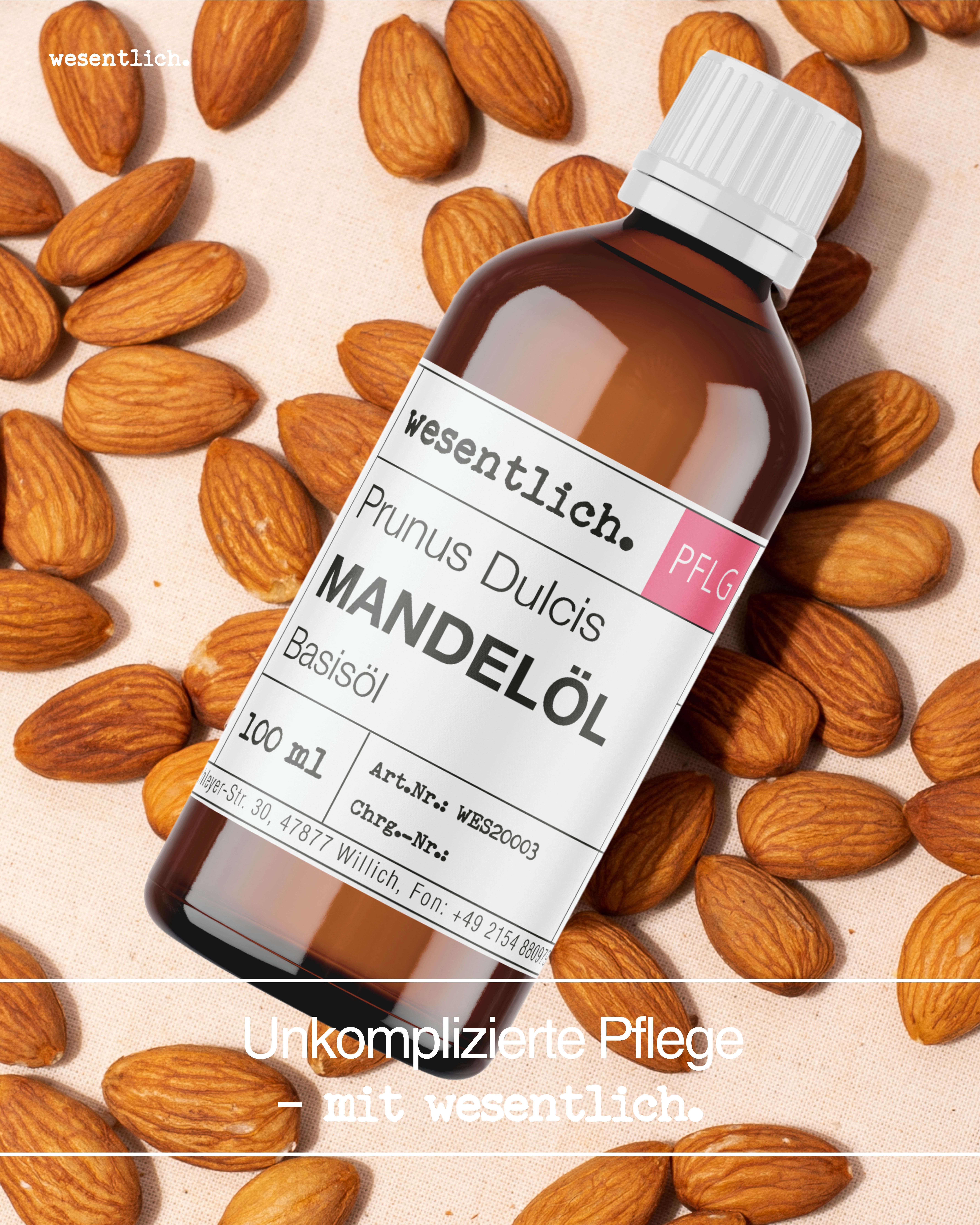 Flasche Mandelöl Basisöl 100 ml, umgeben von ganzen Mandeln auf hellem Hintergrund.