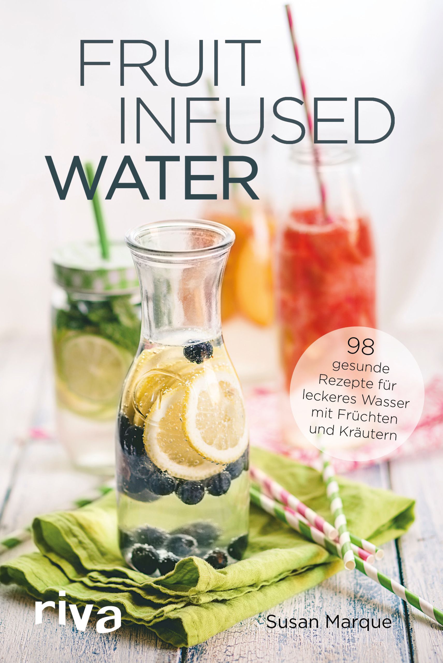 Buchcover mit Titel „Fruit Infused Water“. Glasflaschen mit Früchten und Kräutern. Aufschrift: 98 gesunde Rezepte.