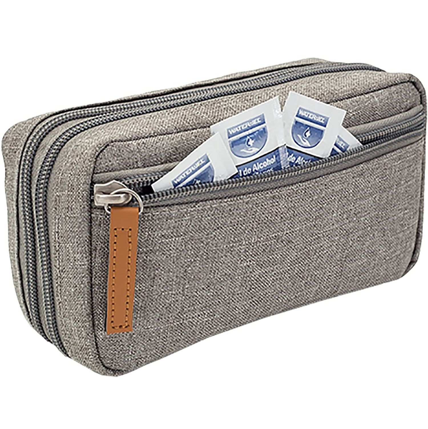 Graue Tasche mit Reißverschluss, geöffnet, mit Alkoholtupfern.