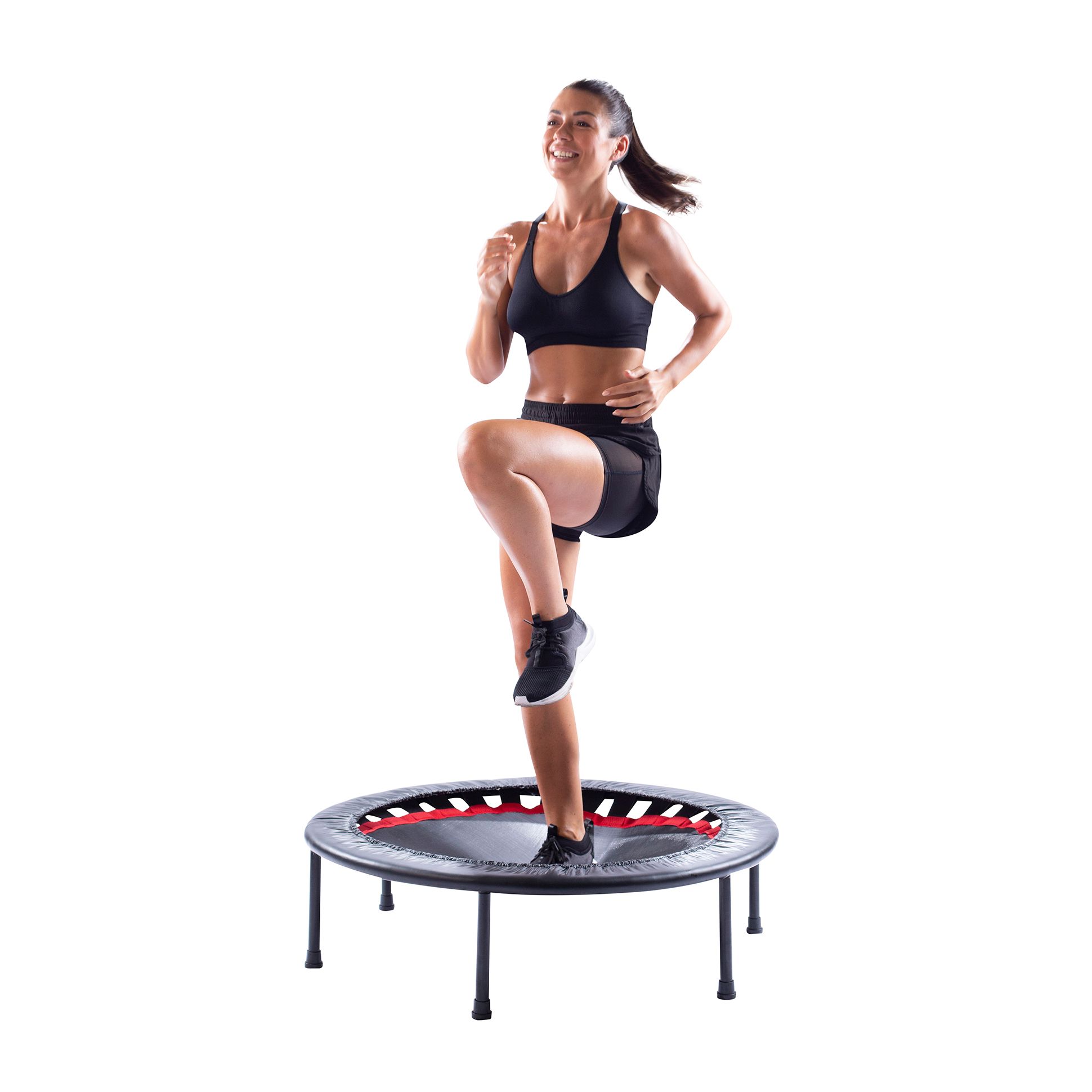Trampolin, schwarz mit rotem Rand. Frau beim Training. Schwarze Sportkleidung. CHRISTOPEIT SPORT Logo.