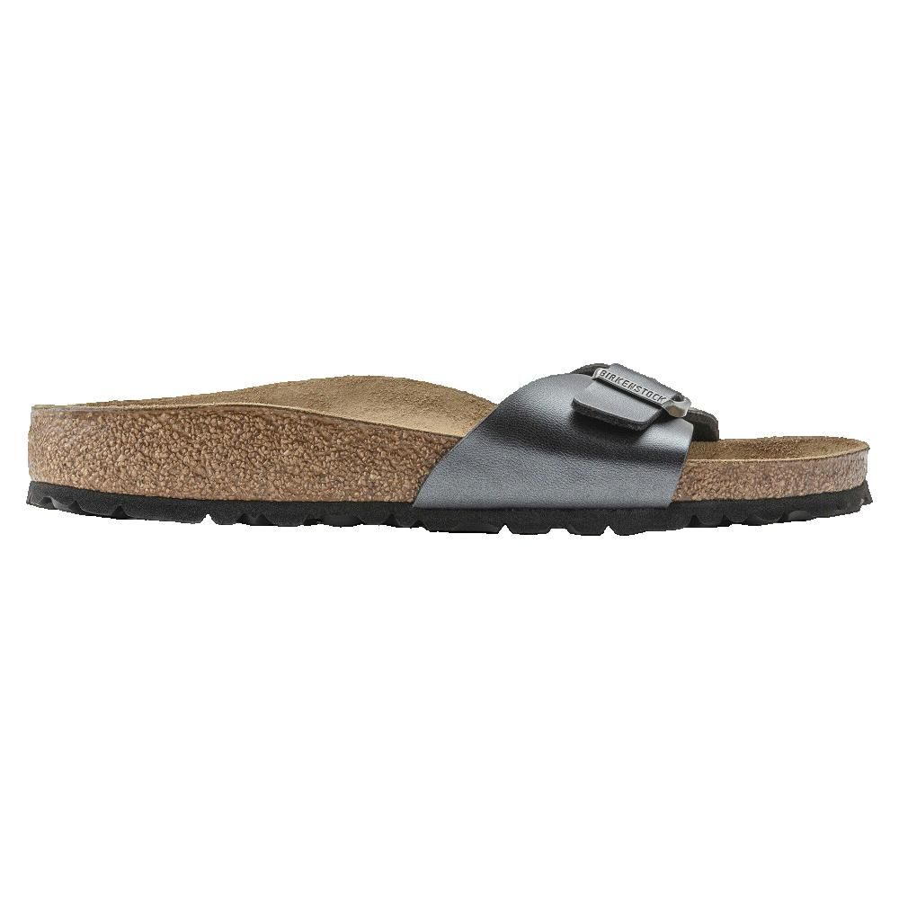 Sandalo Birkenstock Madrid stretto. Tomaia argento, plantare in sughero, fibbia. Vista laterale.