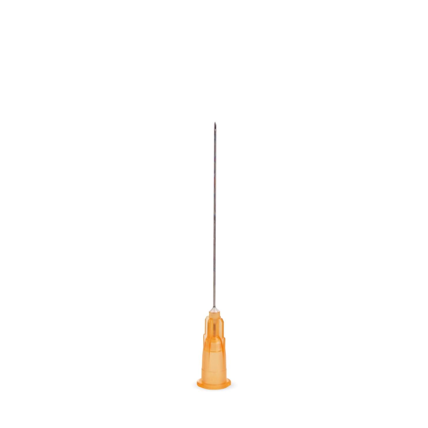 Kanüle mit orangefarbenem Ansatz. Metallnadel, zylindrisch. Auf weißem Hintergrund.