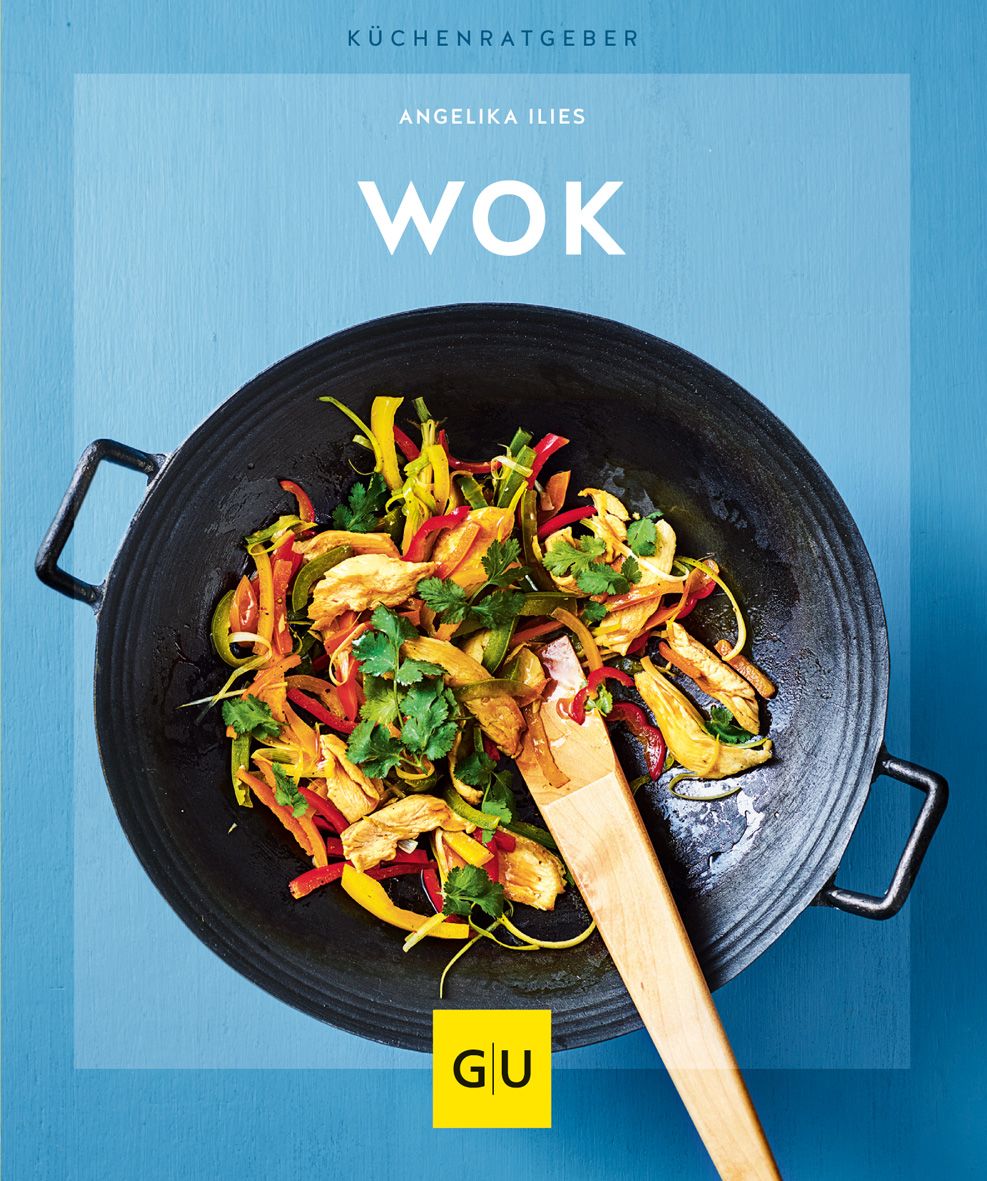 Kochbuch "Wok" von Angelika Ilies. Schwarze Wok-Pfanne mit Gemüse und Holzkochlöffel. GU-Logo.