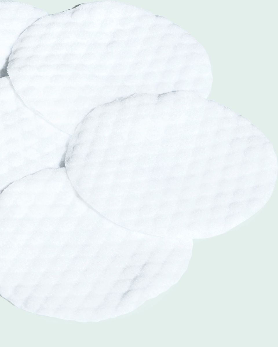 Nahaufnahme von weißen, runden Pads mit geprägter Oberfläche. Mehrere Pads liegen übereinander.