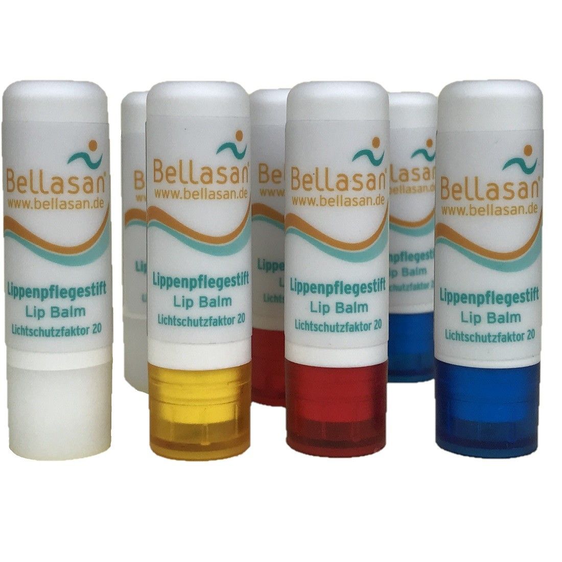 Mehrere Bellasan® Lippenpflegestifte, LSF 20. Weiße Hüllen mit farbigen Enden. Aufschrift: Lippenpflegestift, Lip Balm, Lichtschutzfaktor 20.