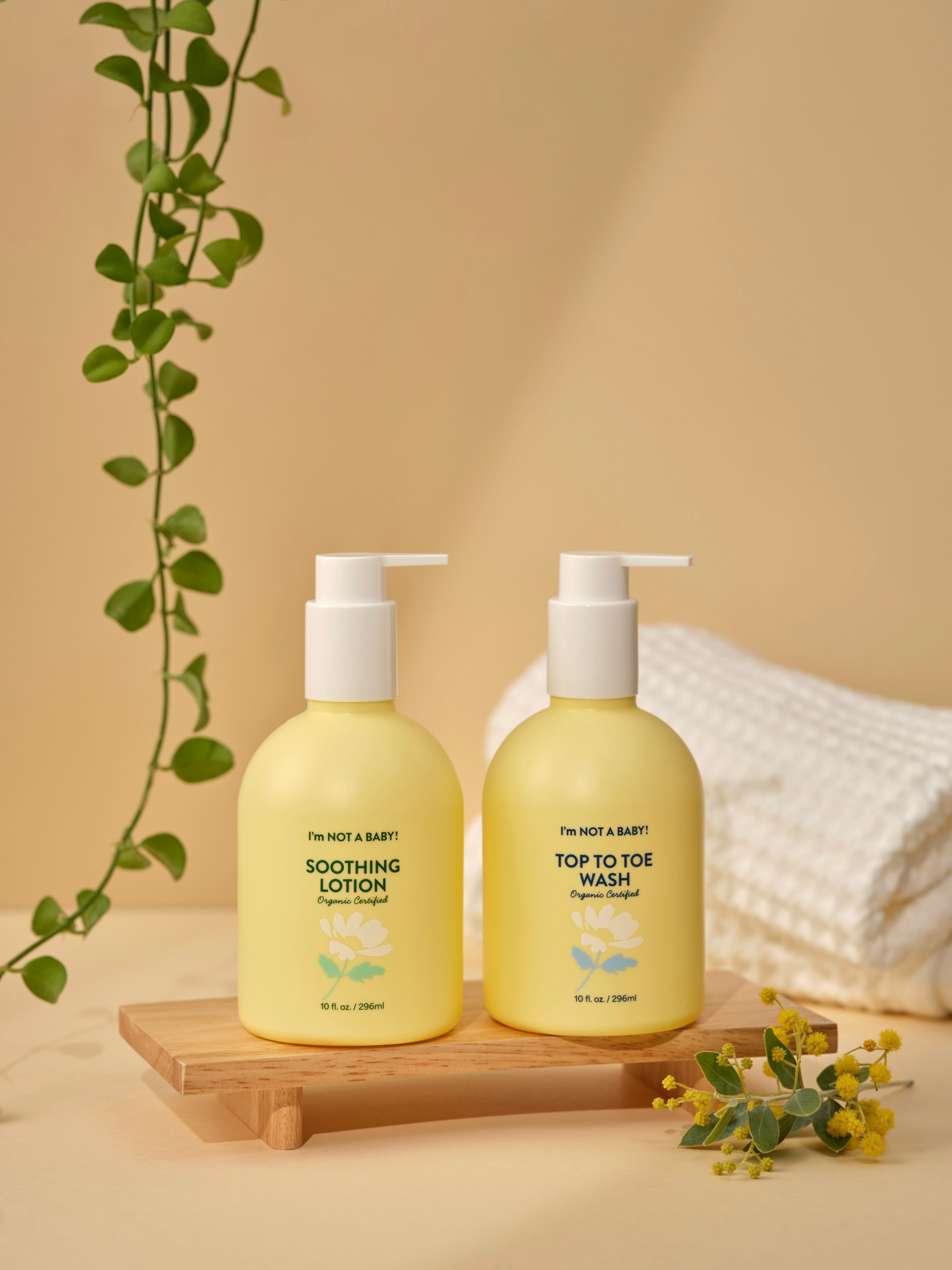 Zwei gelbe Pumpflaschen: "Soothing Lotion" und "Top to Toe Wash".
