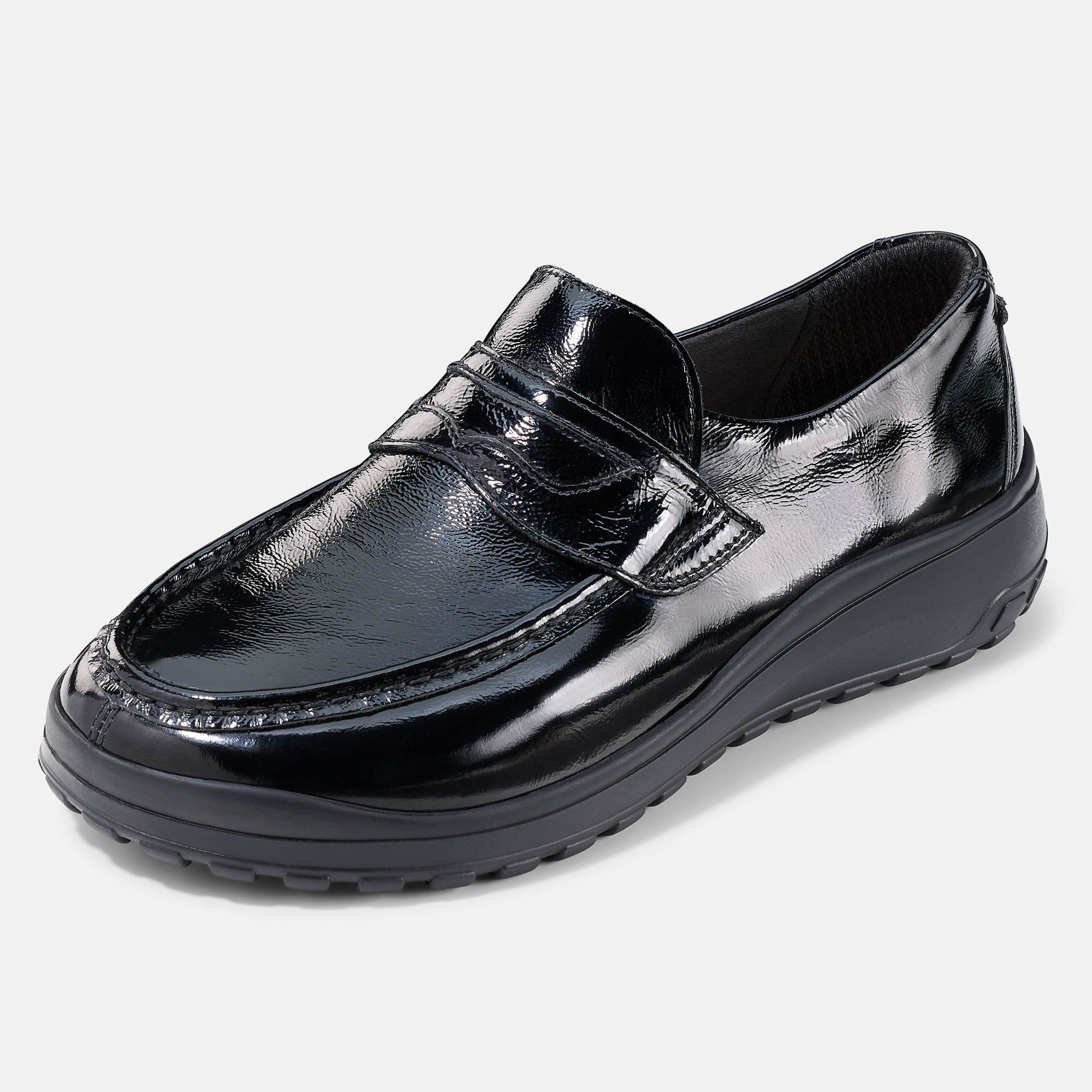 Schwarzer Slipper mit breiter Passform. Glänzendes Obermaterial, breite Sohle. Schuh von der Seite.