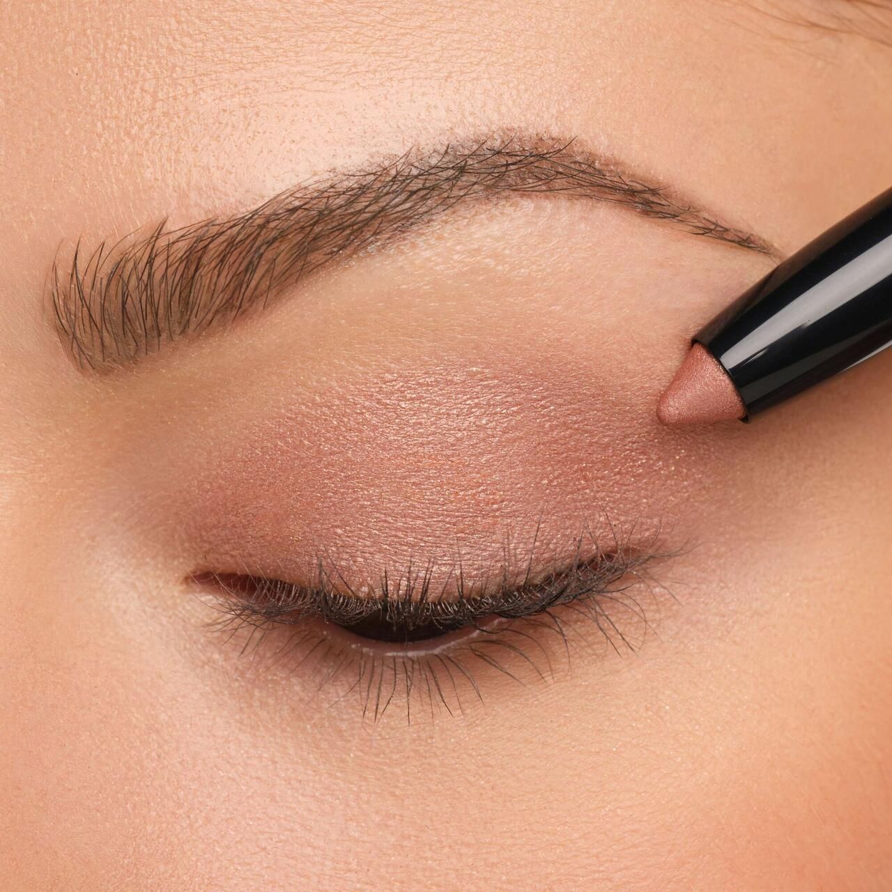 Auge mit aufgetragenem Artdeco High Performance Eyeshadow Stylo. Rosa Lidschatten.