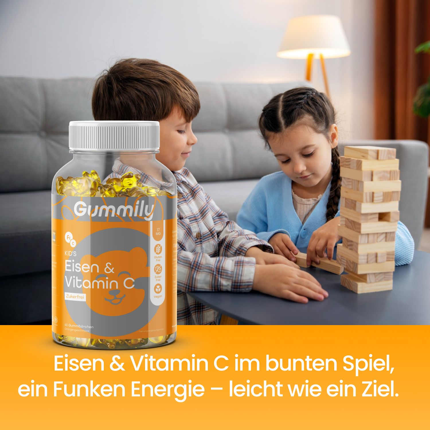 Zwei Kinder spielen mit einem Jenga-Turm, daneben eine Flasche Gummily Eisen & Vitamin C. Text: "Eisen & Vitamin C im bunten Spiel".