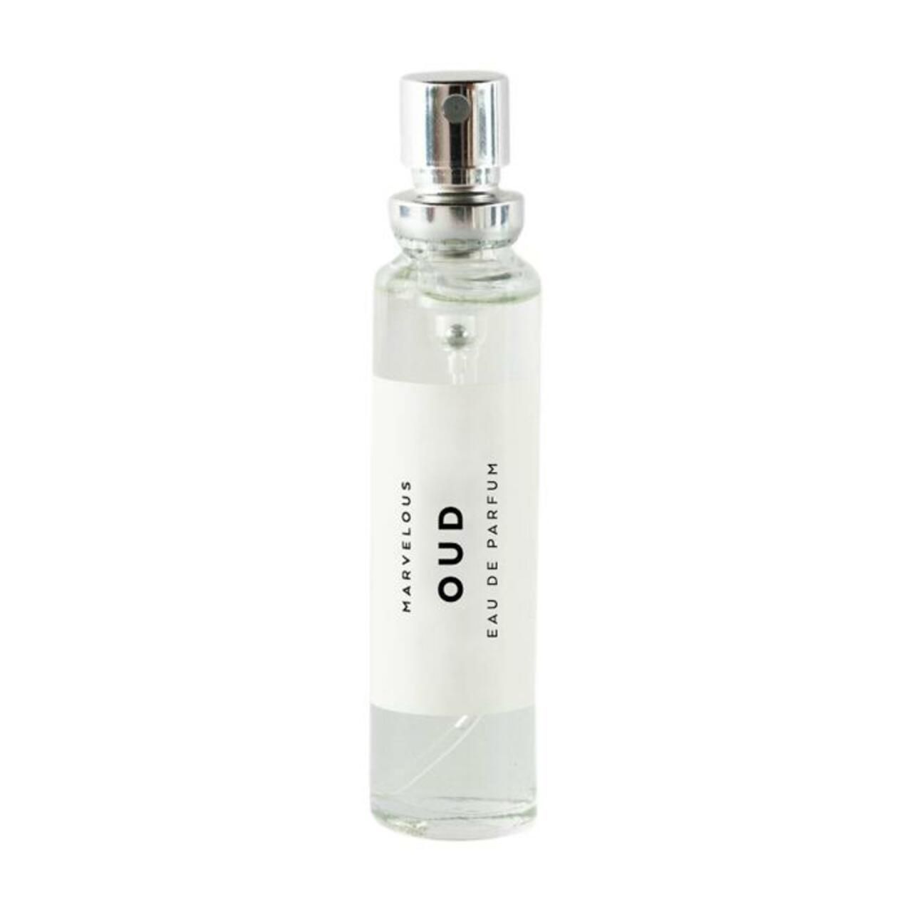 Klarer Glaszerstäuber mit silberfarbenem Sprühkopf. Weißes Etikett mit schwarzem Text: MARVELOUS, OUD, EAU DE PARFUM.