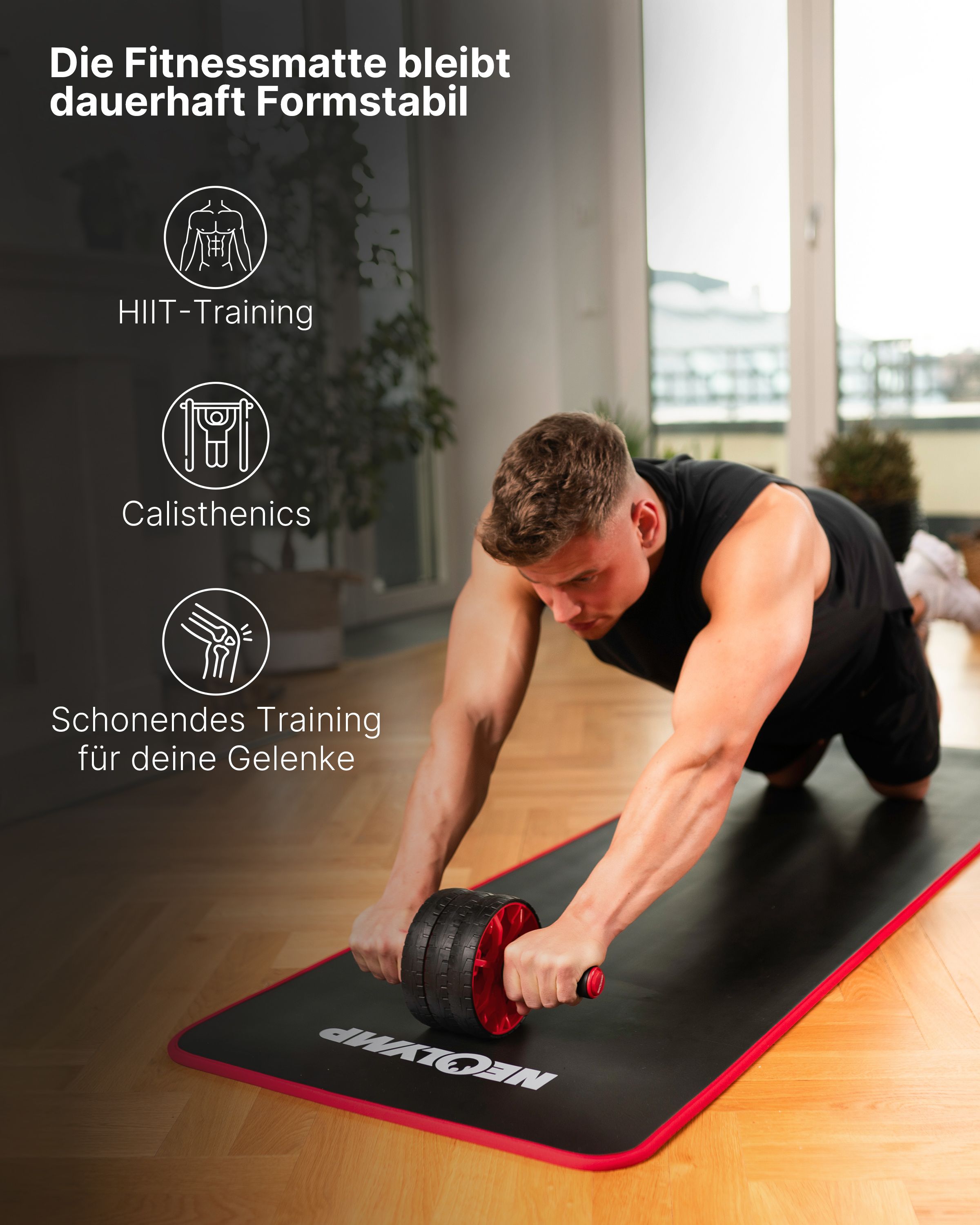 Mann trainiert mit Fitnessmatte, schwarz mit roter Umrandung. Geeignet für HIIT, Calisthenics und gelenkschonendes Training.